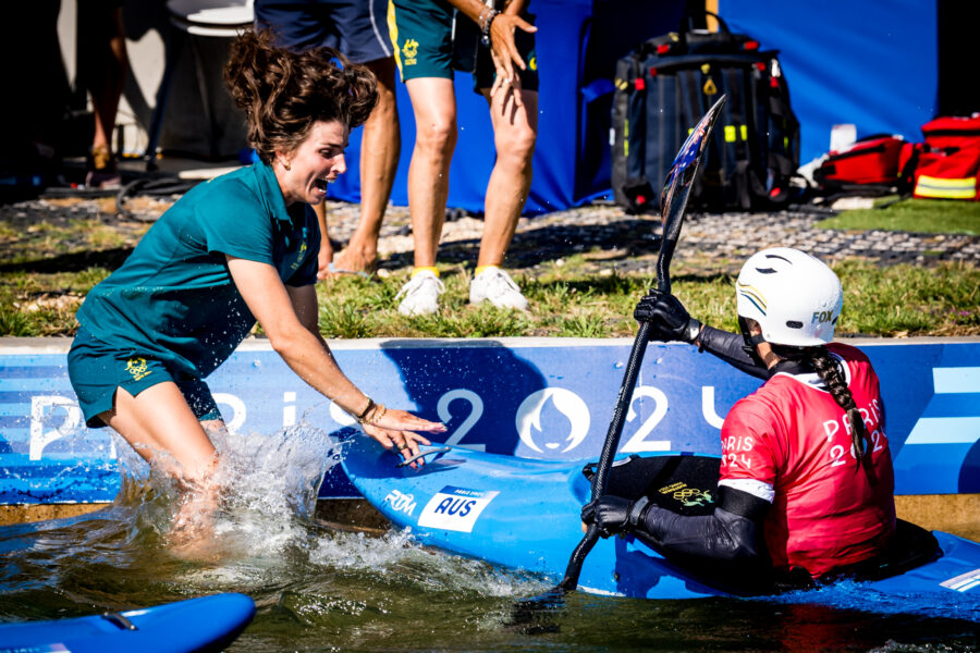 Letní olympijské hry v Paříži, 5. srpna 2024, Paříž, Francie. Vodní slalom - kayakcross ženy - finále. Olympijská vítězka v kategoriích K1 a C1 Jessica Foxová (vlevo) oslavuje zlatou medaili své sestry Noemie Foxové (obě Austrálie).