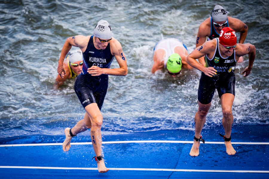 Letní olympijské hry v Paříži, 31. července 2024, Paříž, Francie. Triatlon - ženy. Česká reprezentantka Petra Kuříková (vlevo).