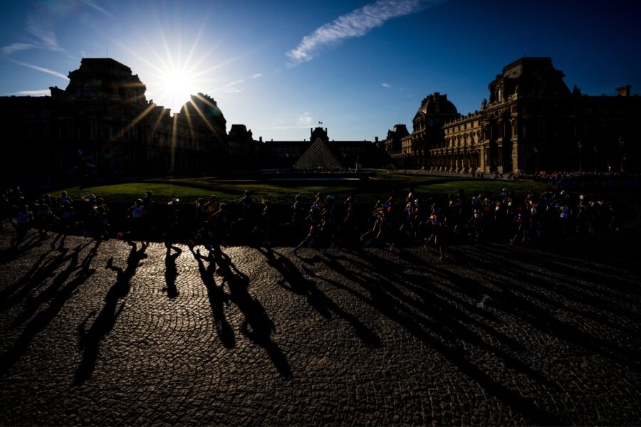 Letní olympijské hry v Paříži, 11. srpna 2024, Paříž, Francie. Atletika - maraton ženy. Závodní pole probíhá kolem muzea Louvre.